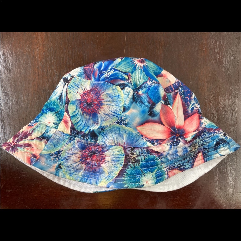 Reversible bucket hat